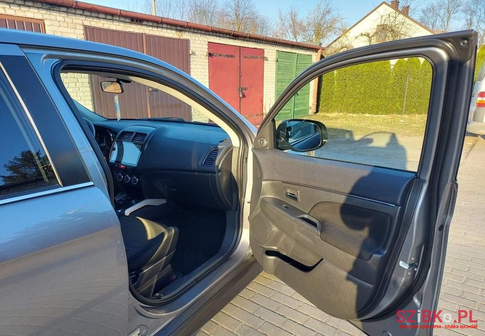 2013' Mitsubishi ASX photo #2