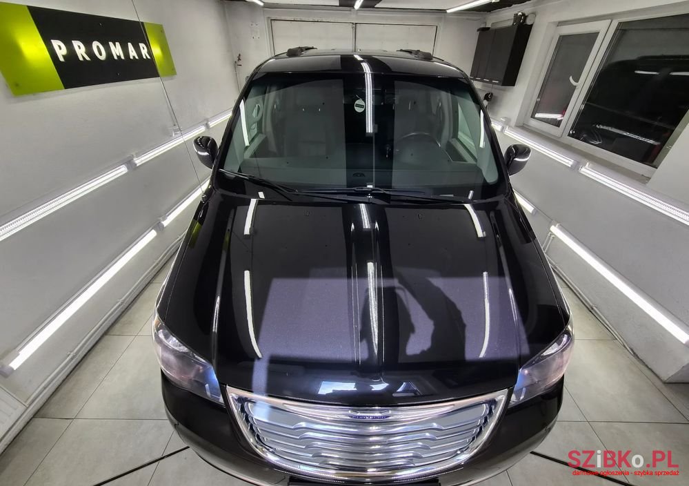 2015' Chrysler Town & Country 3.6 Limited photo #2