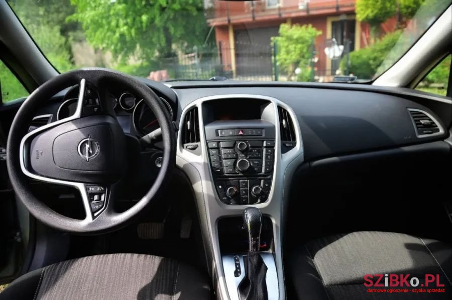 2012' Opel Astra photo #4