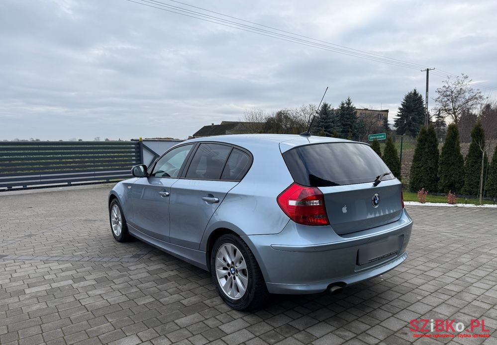 2009' BMW 1 Series 116I photo #3