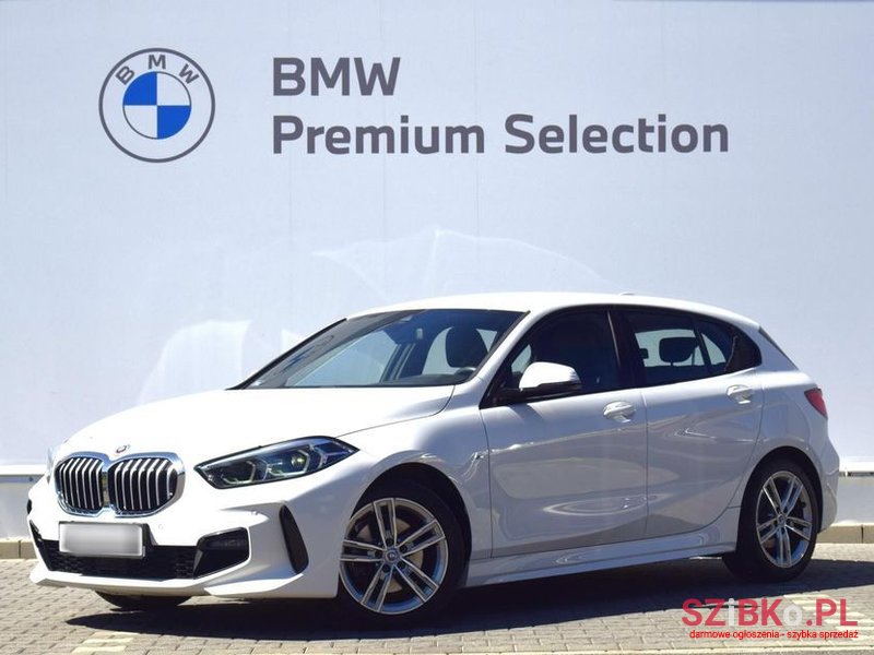 2022' BMW 1 Series photo #1