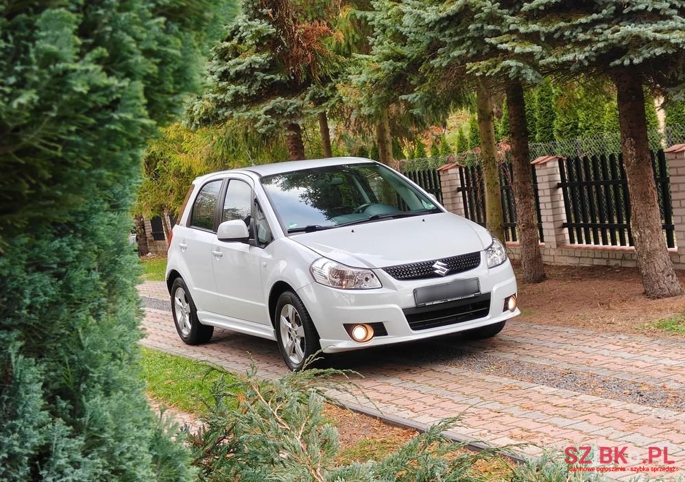 2010' Suzuki SX4 photo #1