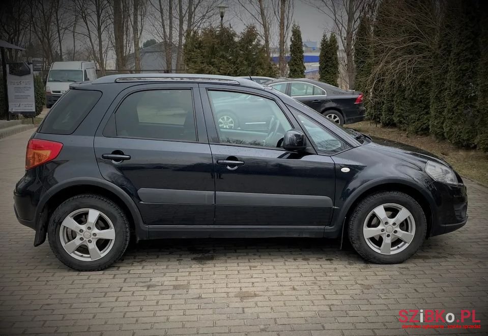 2010' Suzuki SX4 photo #1