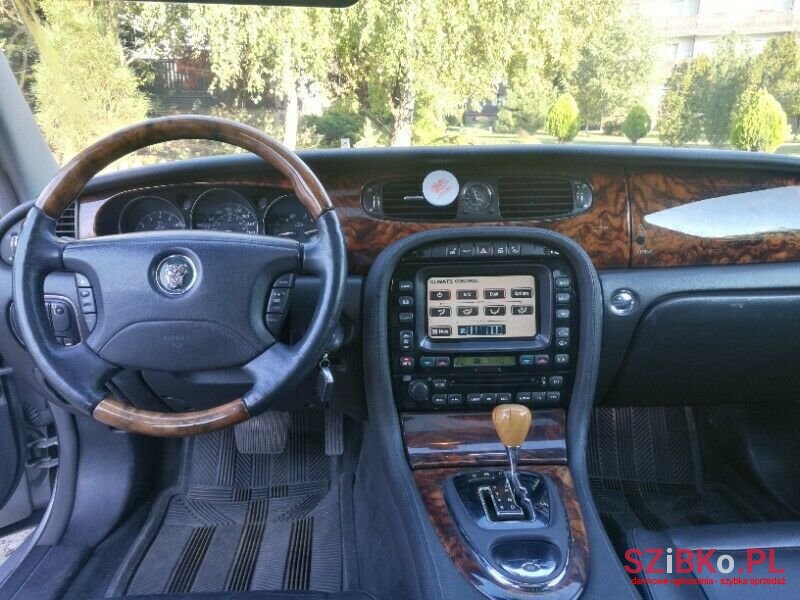 2004' Jaguar XJ 8 photo #6