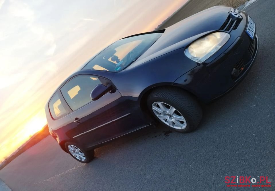 2005' Volkswagen Golf photo #2