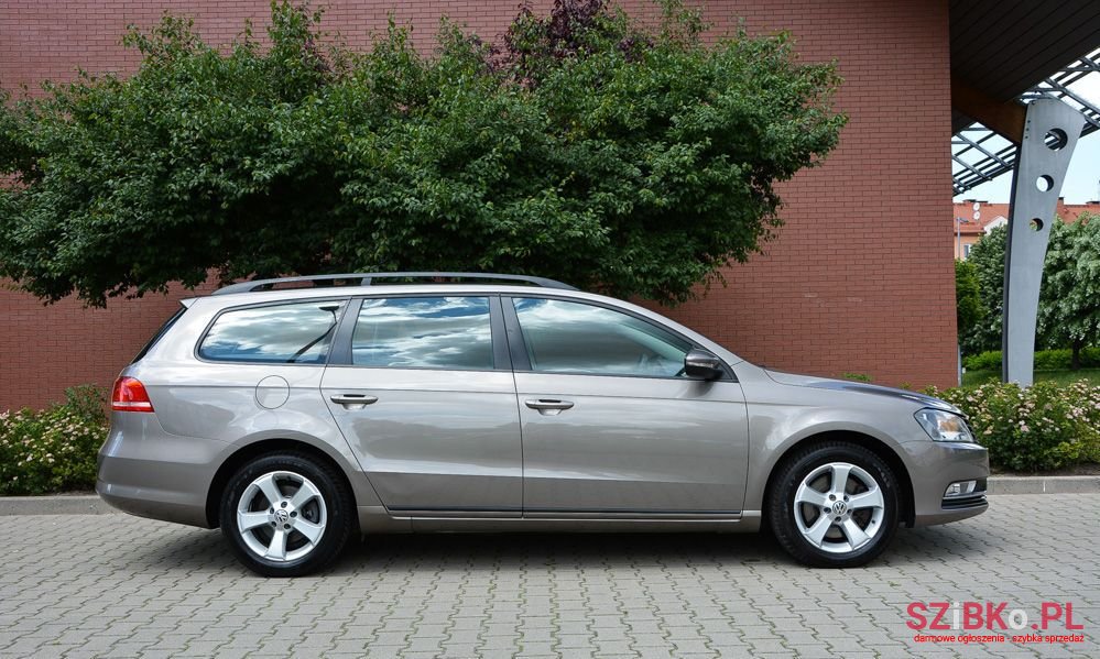 2011' Volkswagen Passat photo #5