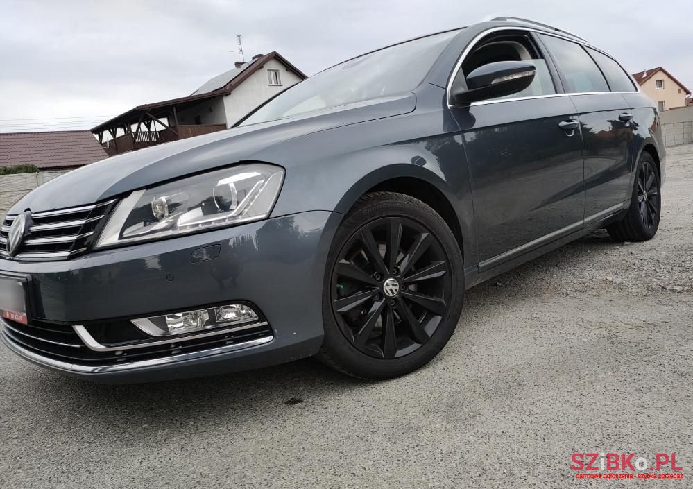 2011' Volkswagen Passat photo #2