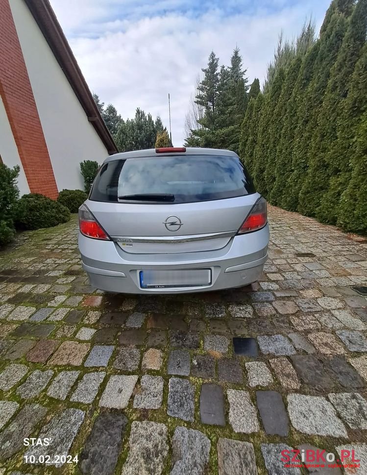 2011' Opel Astra photo #4