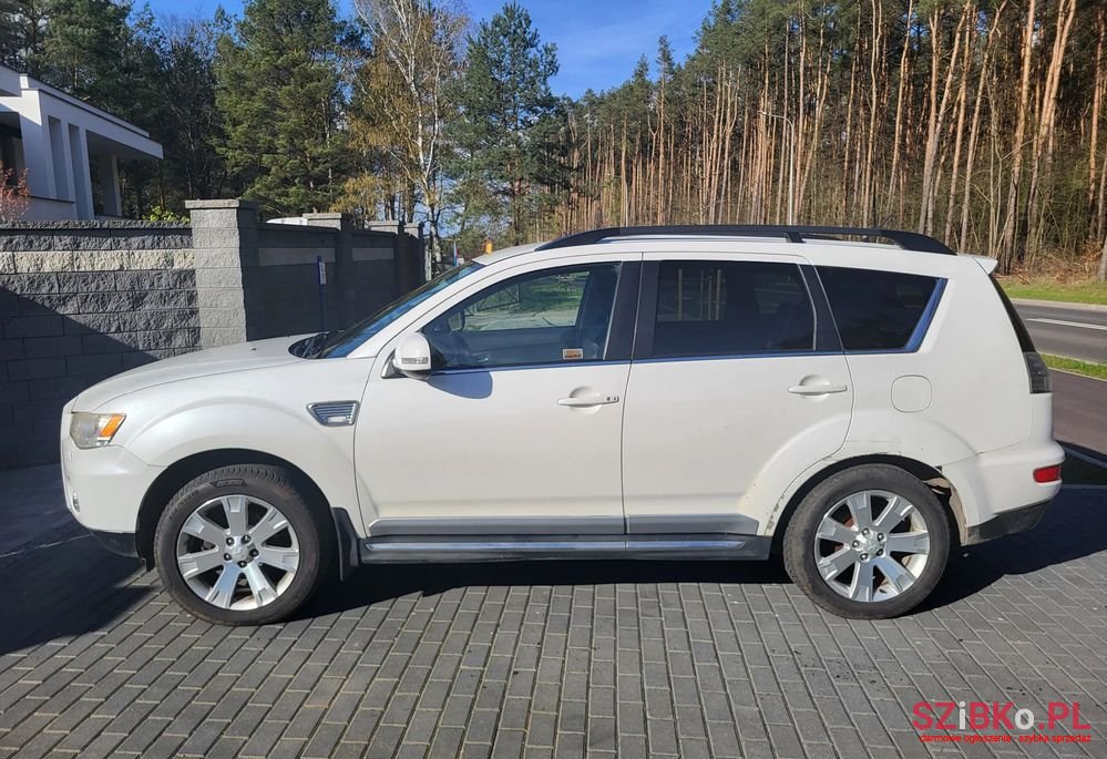 2010' Mitsubishi Outlander photo #2