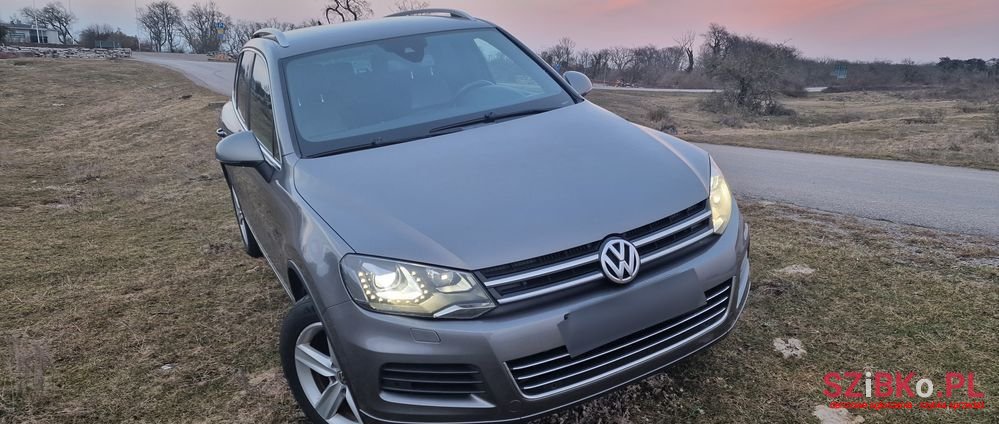 2010' Volkswagen Touareg photo #2