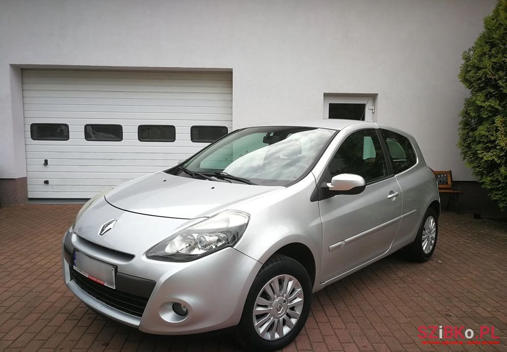 2010' Renault Clio photo #2