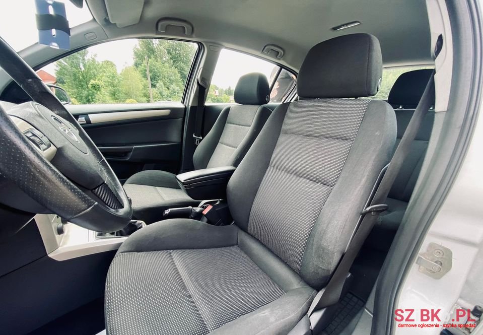 2008' Opel Astra photo #2