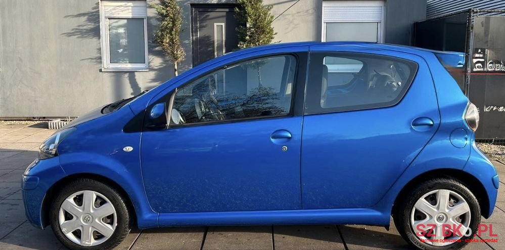 2010' Toyota Aygo Coolblue photo #4