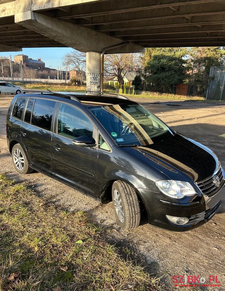 2010' Volkswagen Touran photo #1