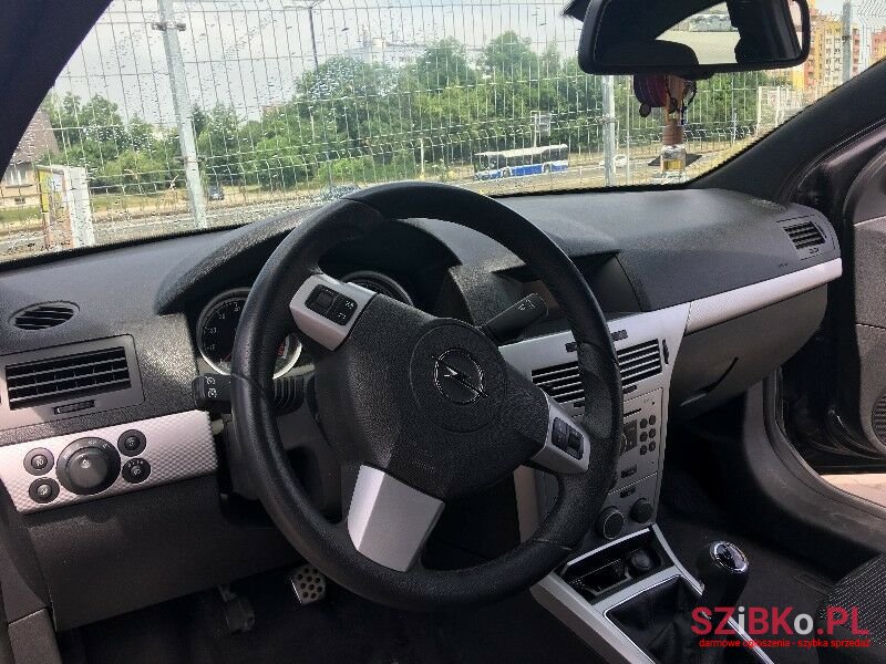 2005' Opel Astra photo #2