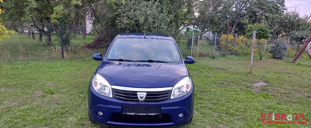 2009' Dacia Sandero photo #2
