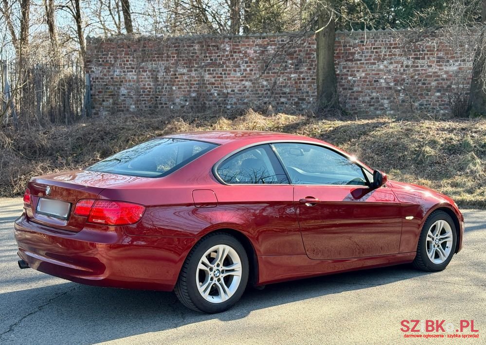 2010' BMW 3 Series 320I photo #5