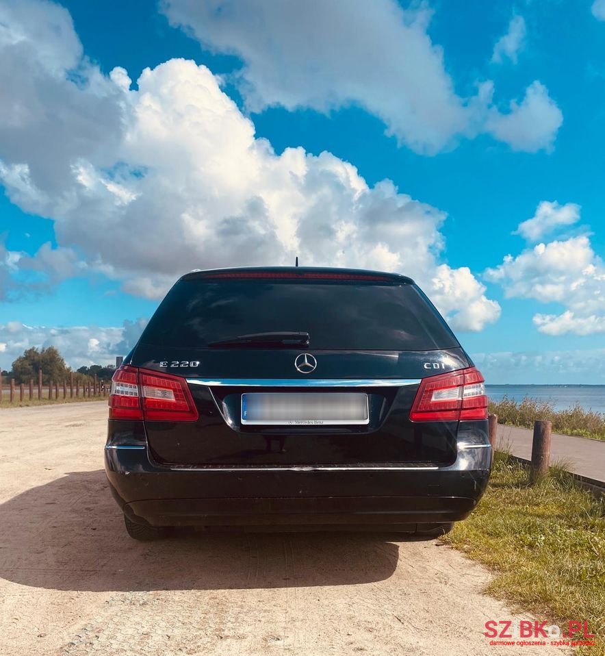 2010' Mercedes-Benz E-Class photo #6