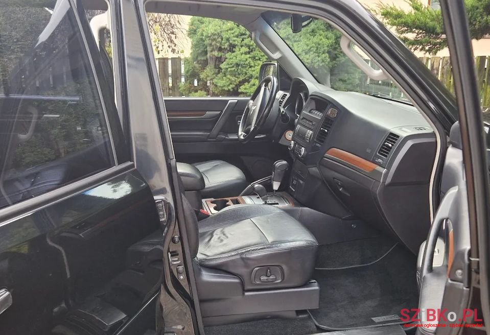 2008' Mitsubishi Pajero photo #6