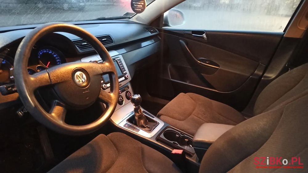 2005' Volkswagen Passat photo #4