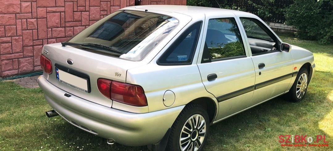 2000' Ford Escort photo #5