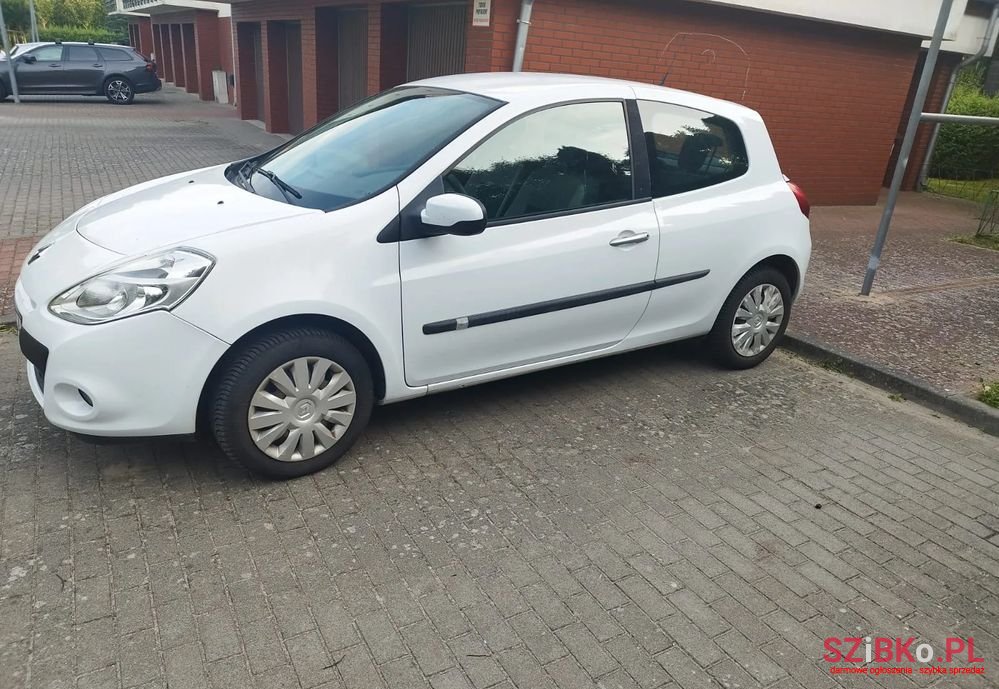 2010' Renault Clio photo #1