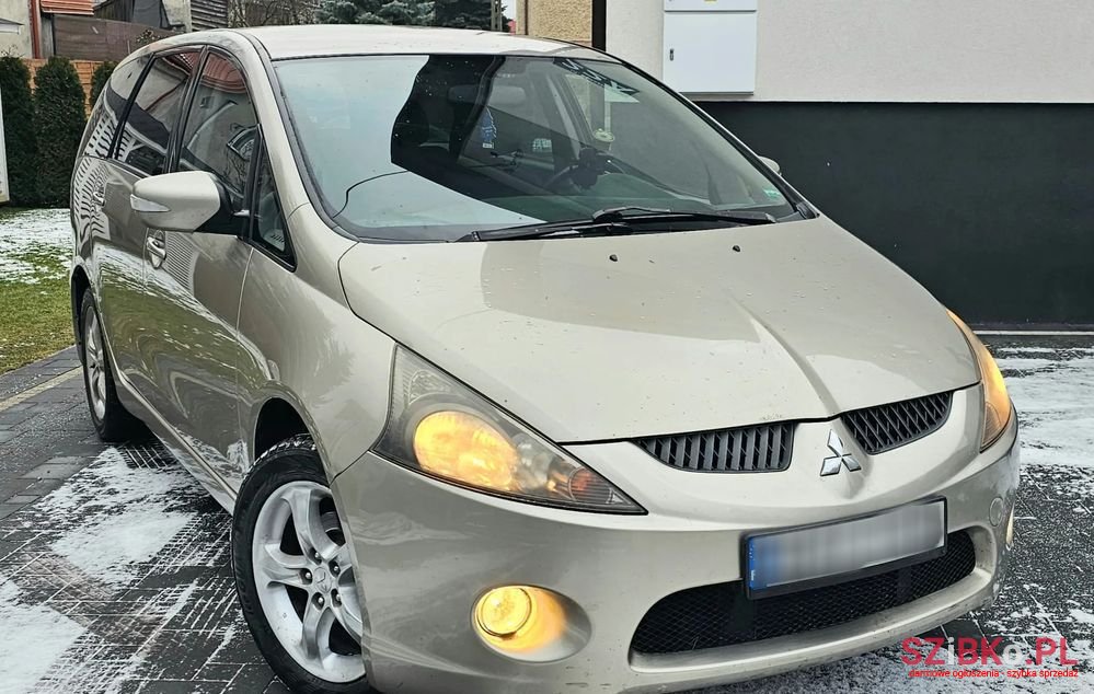 2008' Mitsubishi Grandis photo #2