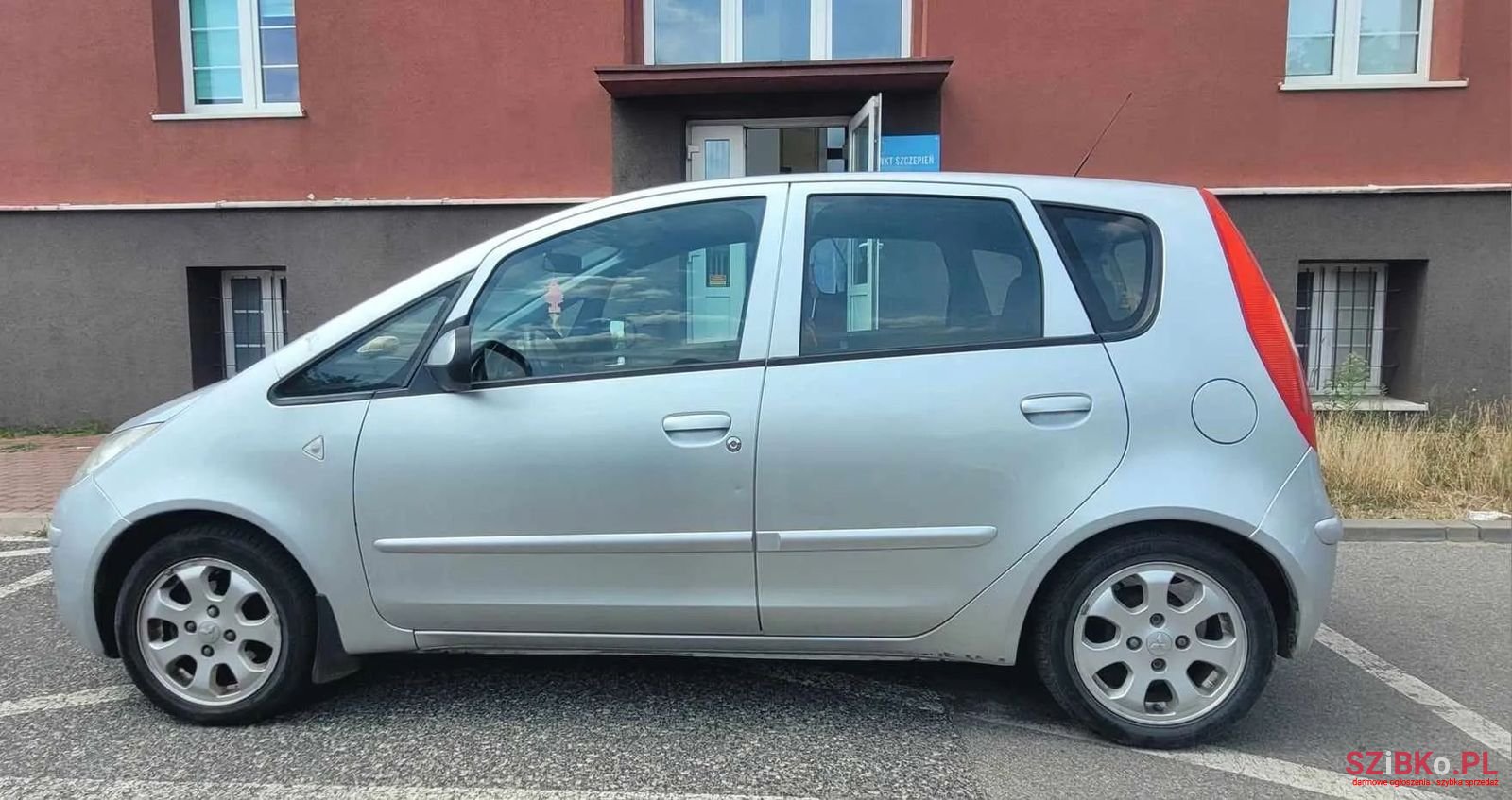 2005' Mitsubishi Colt photo #5