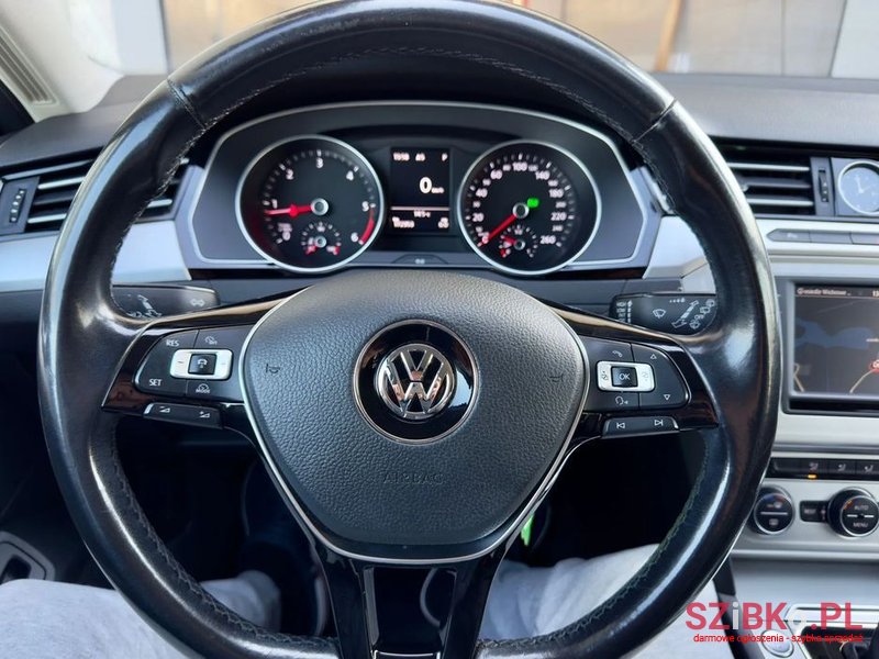 2015' Volkswagen Passat photo #6