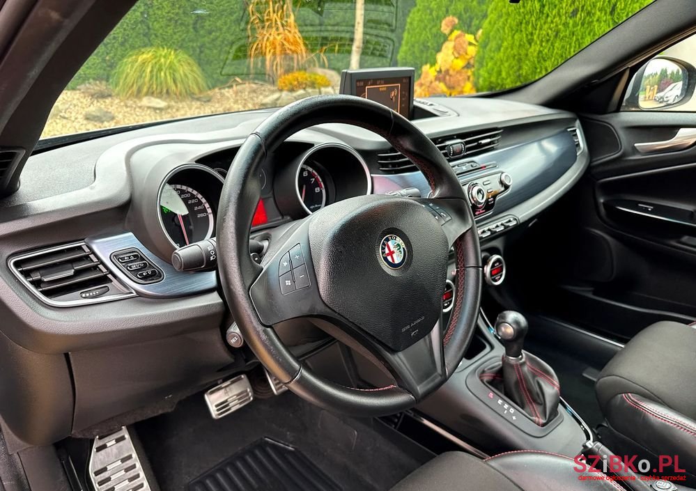 2013' Alfa Romeo Giulietta photo #4