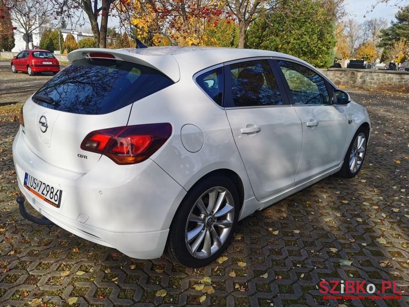 2011' Opel Astra photo #4