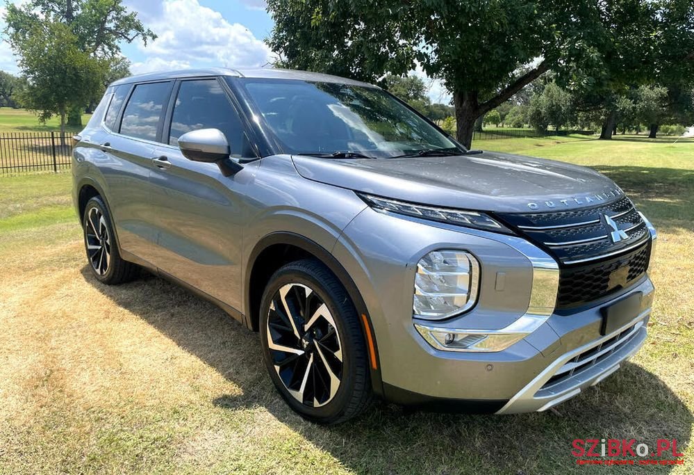 2022' Mitsubishi Outlander photo #6