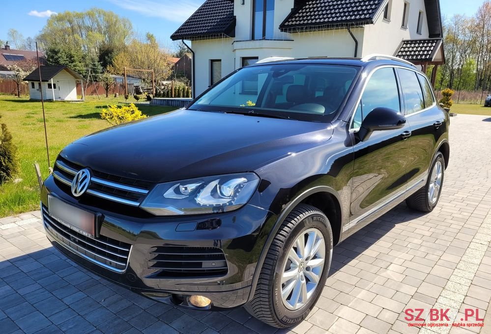 2011' Volkswagen Touareg photo #1