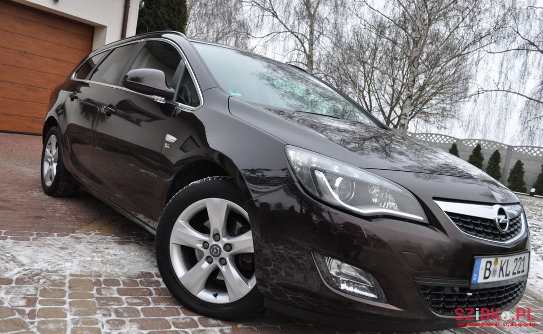 2012' Opel Astra photo #3