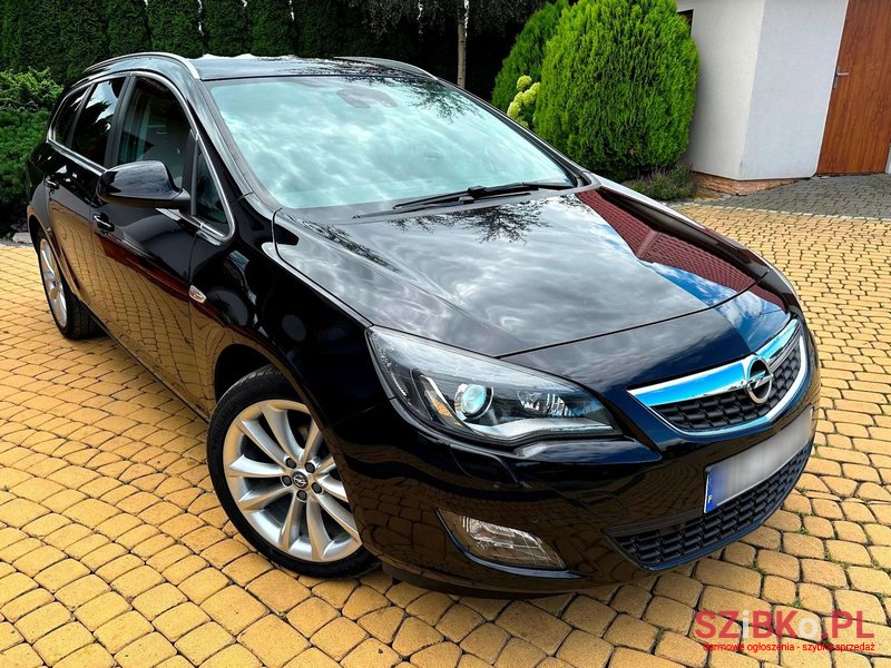 2012' Opel Astra photo #2