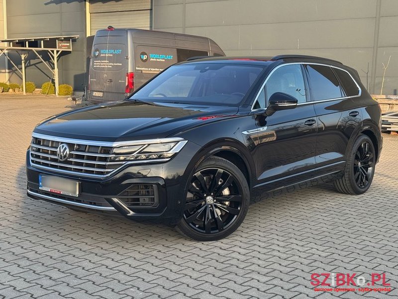 2019' Volkswagen Touareg photo #2