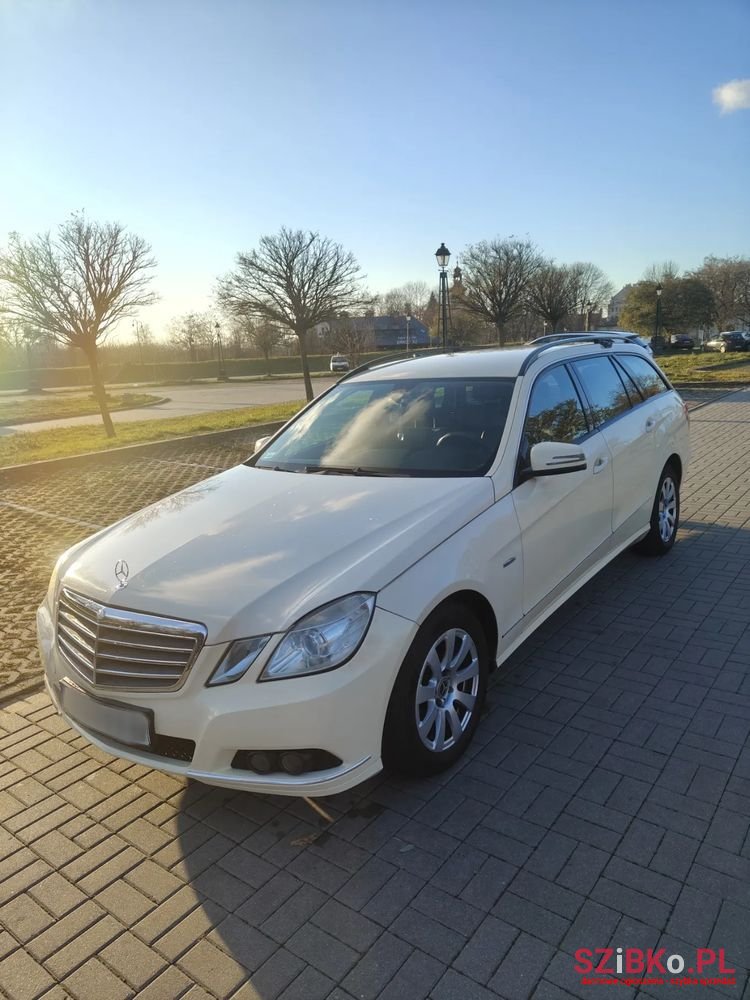 2010' Mercedes-Benz E-Class photo #6