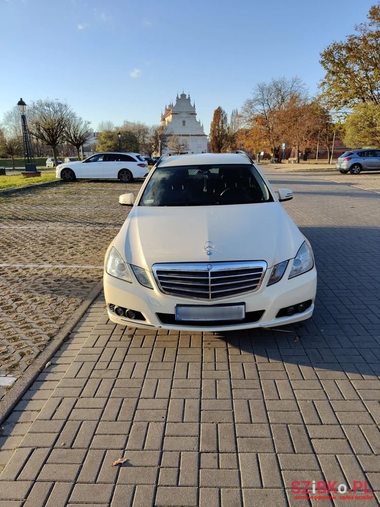 2010' Mercedes-Benz E-Class photo #1