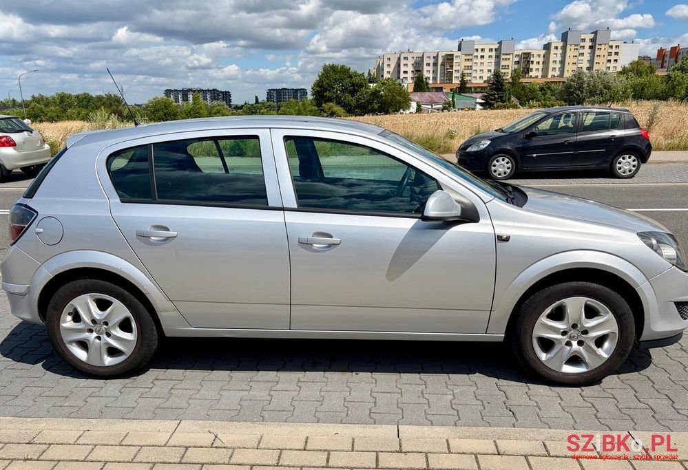 2011' Opel Astra 1.6 Enjoy photo #3