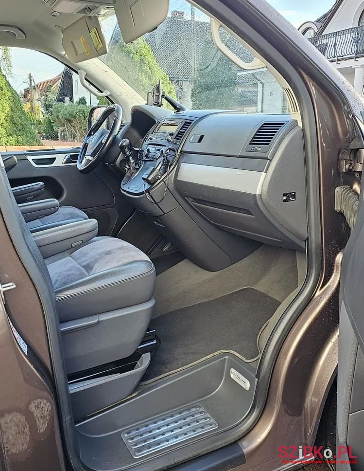 2010' Volkswagen Multivan photo #5