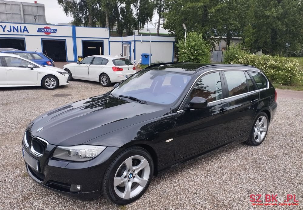 2011' BMW 3 Series 320D photo #3