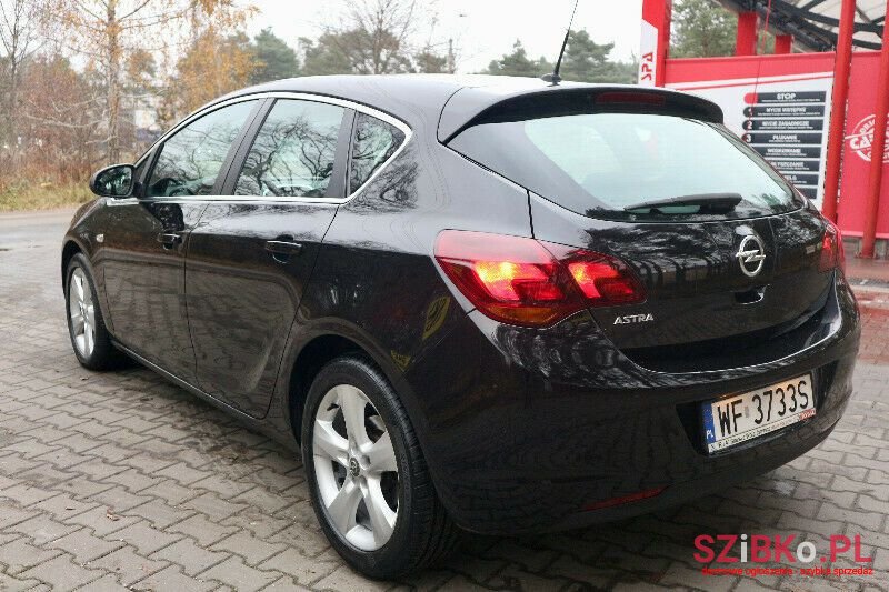 2011' Opel Astra photo #4