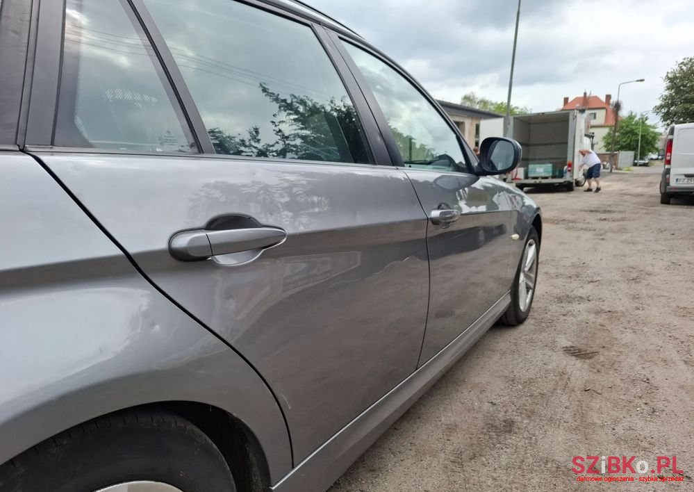 2010' BMW 3 Series 320I photo #6