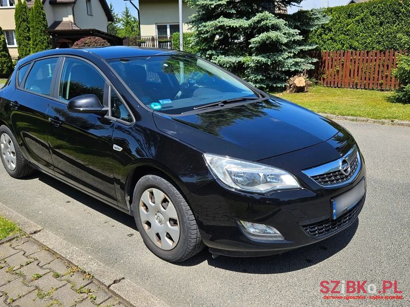 2010' Opel Astra photo #2