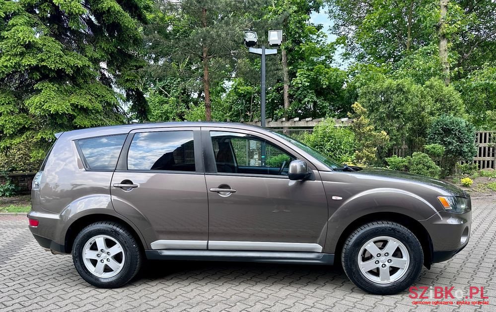 2011' Mitsubishi Outlander 2.0 Intense 2Wd photo #5