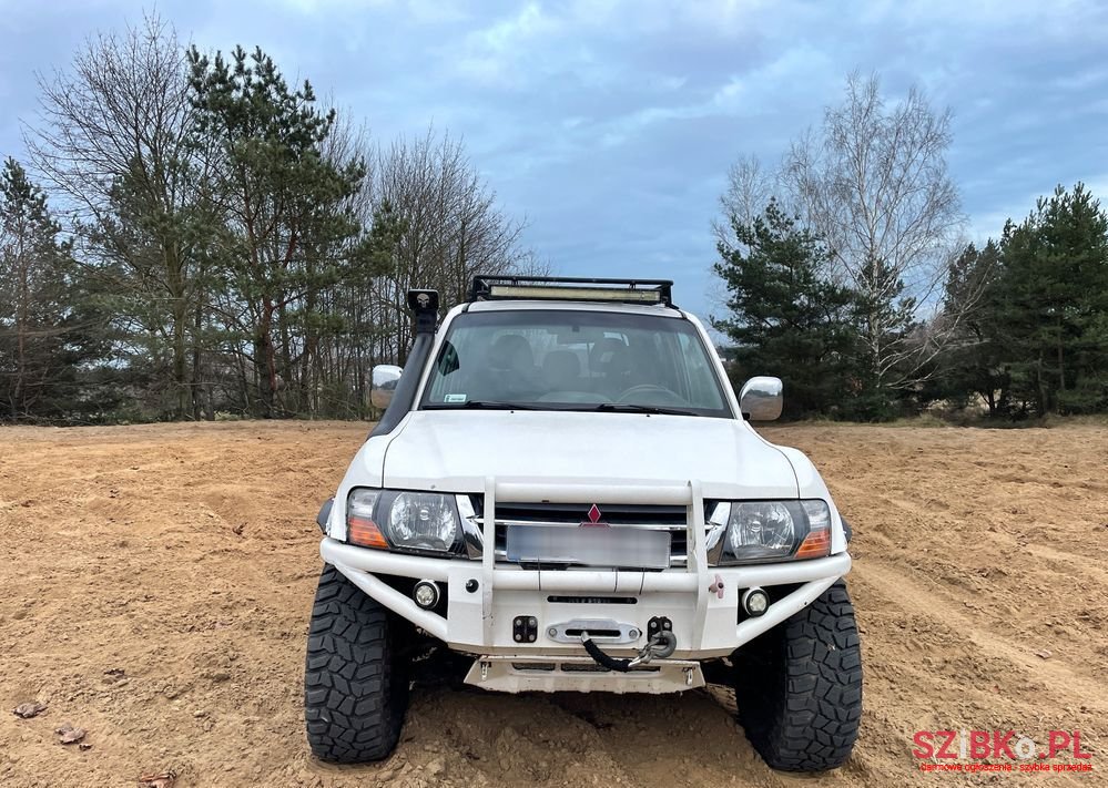 2002' Mitsubishi Pajero photo #2