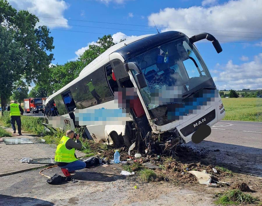 У Польщі автобус із українцями потрапив у ДТП: є постраждалі