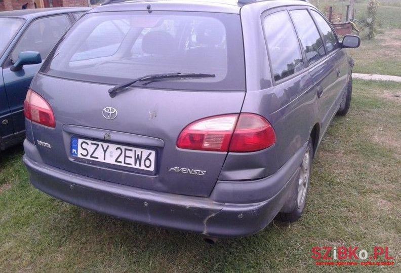 2002' Toyota Avensis photo #2