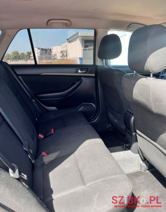 2004' Toyota Avensis photo #6