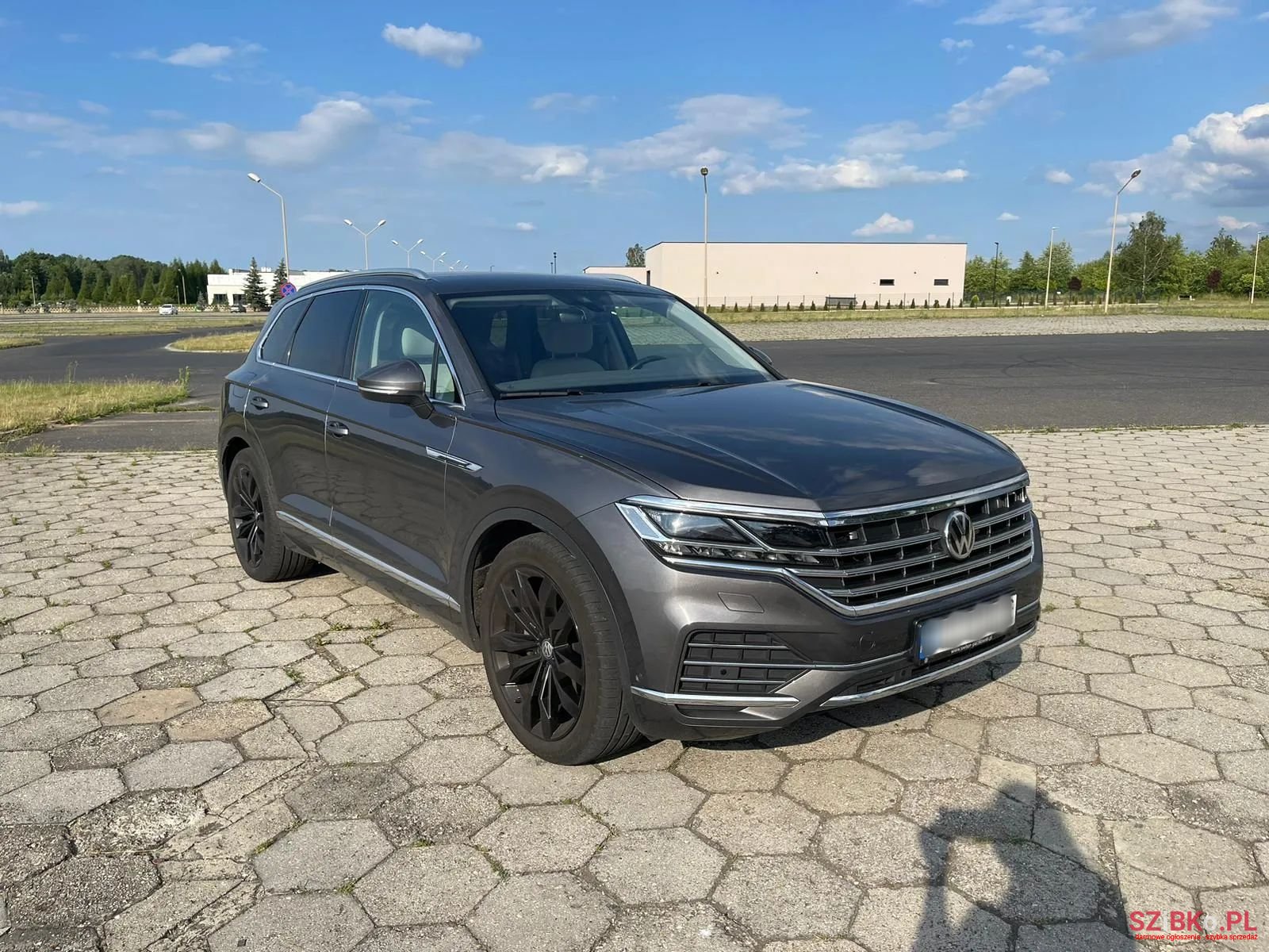 2019' Volkswagen Touareg photo #5